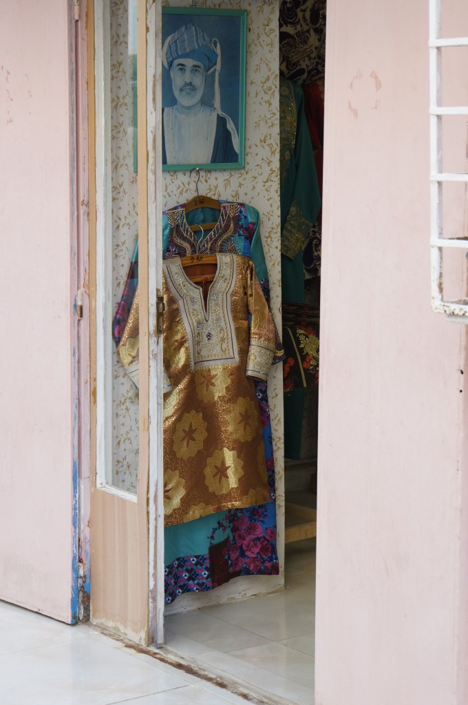 Prachtvolle Kleidung der Omani Frauen und einem Bild des Sultans Qaboos