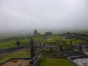 Alter Friedhof in Irland im Regen