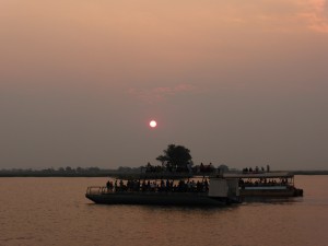 Sonnenuntergang am Chobe River, Touristenboote