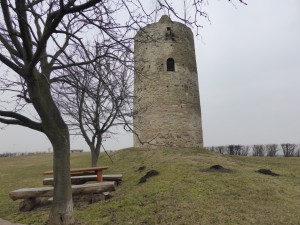 Wachturm vor dem Hünengrab  mit der Dolemgöttin