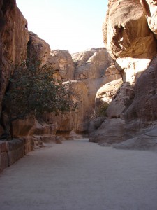 Weg durch die Schlucht nach Petra mit Wasserrinne an der linken Seite