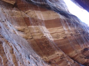 Wände der Schlucht, die nach Petra führt