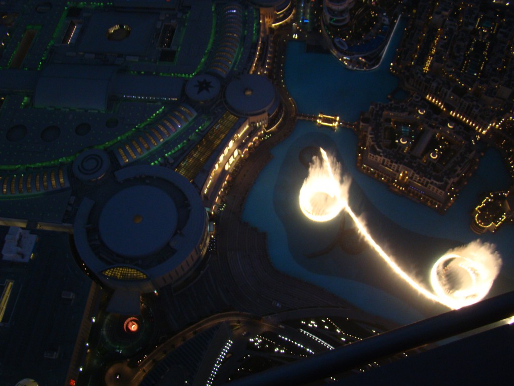 Wasserspiele vor der Dubai Mall von oben