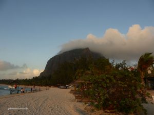 am Strand des St. Regis Mauritius mit dem Le Morne Brabant 