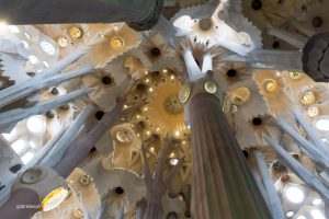 Blick nach oben in der Sagrada Familia