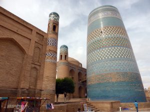 das riesige Minarett vor dem Orent Star Hotel in Chiwa