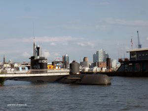 Hamburger Hafen mit U-Boot und Elbphilharmonie im HIntergrund