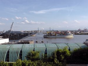 Blick auf den Hamburger Hafen, im Hinergrund die Köhlbrandbrücke