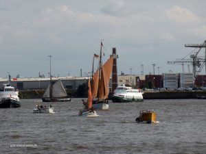 historische Boote beim 1. Elbfest im Hamburger Hafen