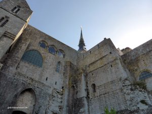 gewaltige Mauern des Klosters Mont St. Michel