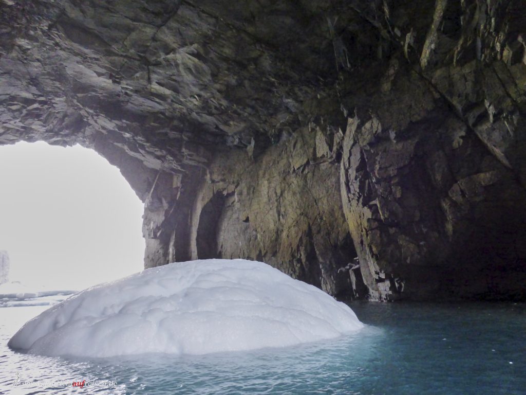 Antarktis, Spert Island, Eisberg in Höhle