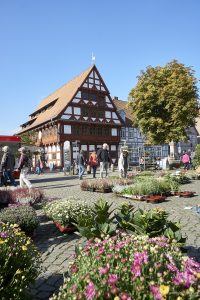 ehemaliges Rathaus mit Wochenmarkt in Girhorn