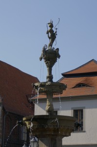 Frau Luna auf dem Brunnen vor dem Rathaus