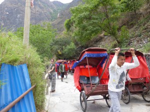 Rikschas an der Tigersprungschlucht / at the Tiger Leaping Gorge