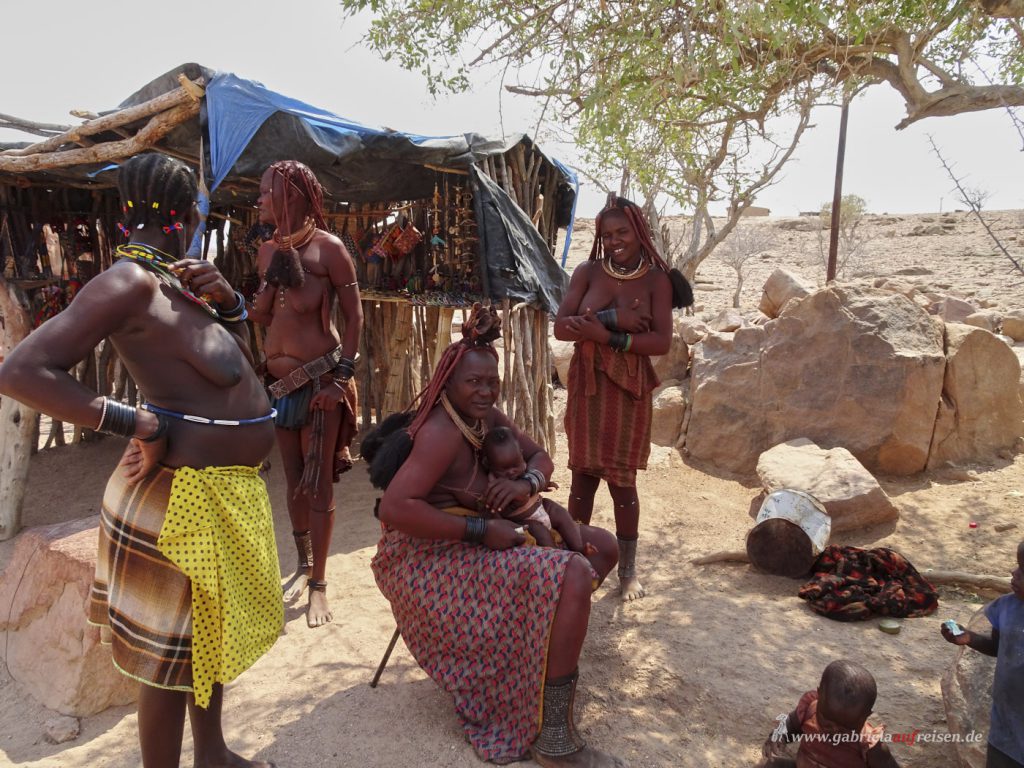 Dieses Bild hat ein leeres Alt-Attribut. Der Dateiname ist Himba_Women-1024x768.jpg