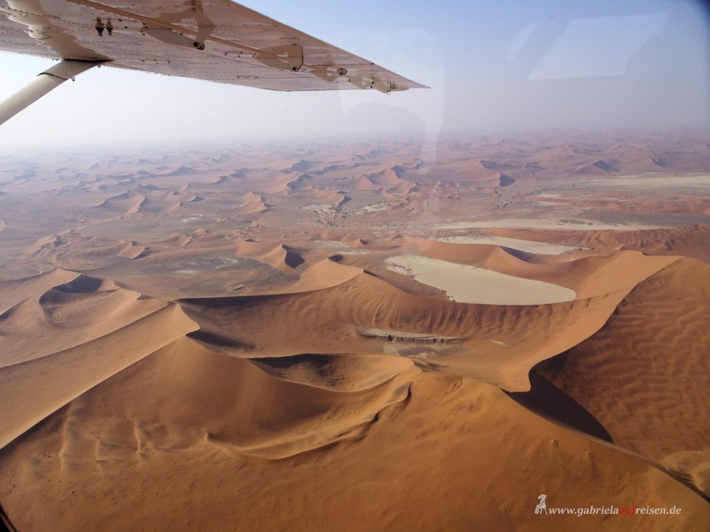 Dieses Bild hat ein leeres Alt-Attribut. Der Dateiname ist flying_over_Sossusvlei-1024x768.jpg