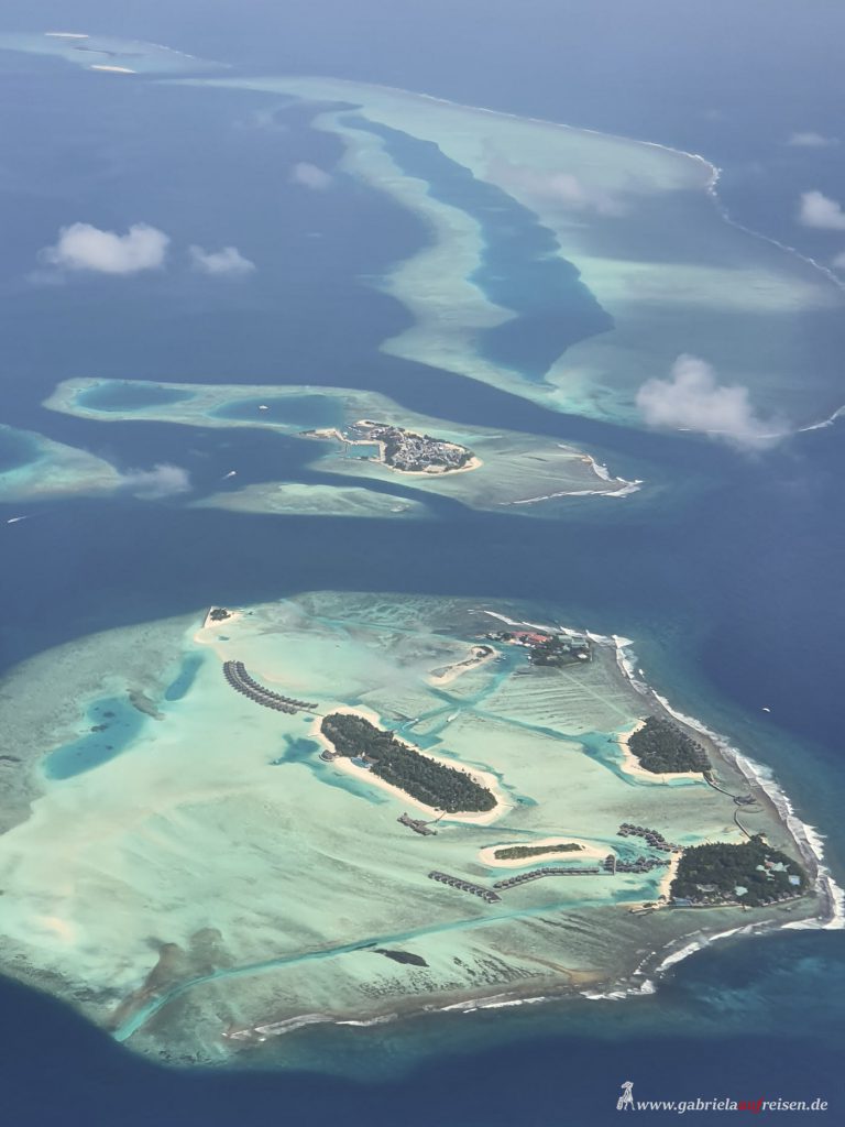 Dieses Bild hat ein leeres Alt-Attribut. Der Dateiname ist Maldives-from-above-768x1024.jpg