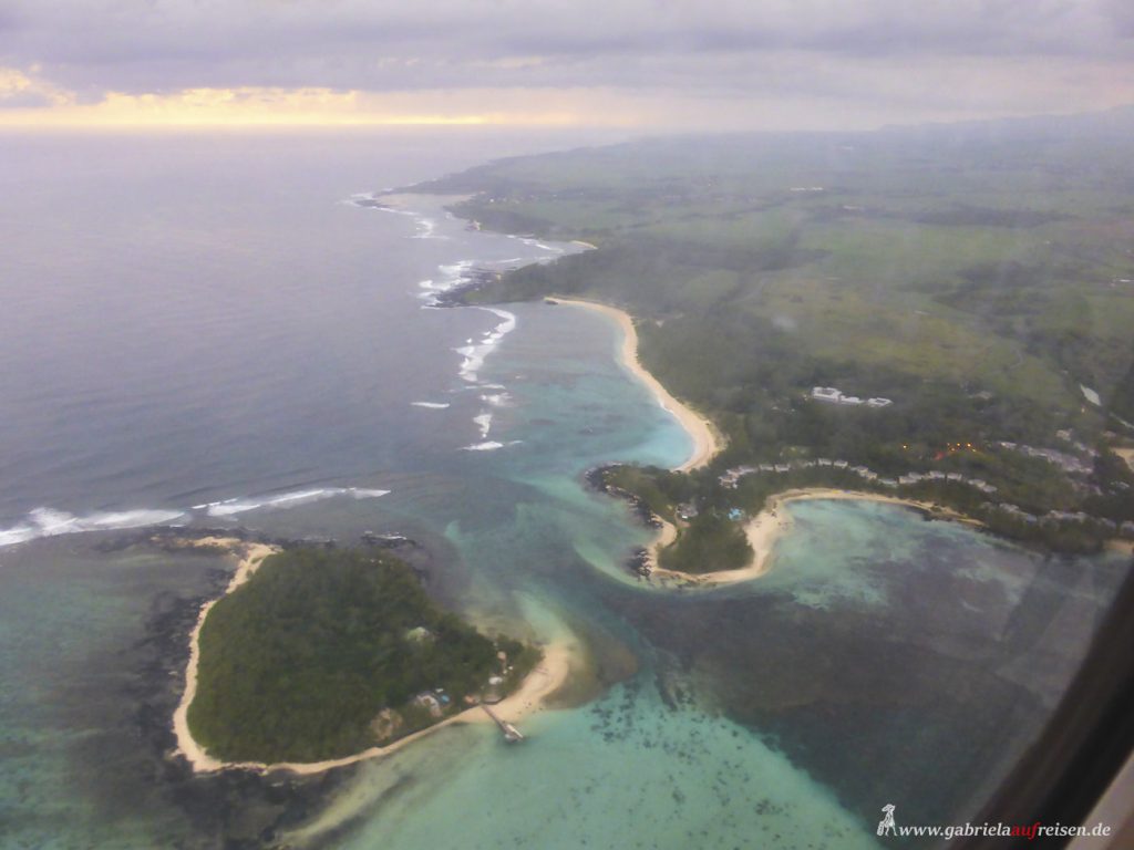 Dieses Bild hat ein leeres Alt-Attribut. Der Dateiname ist Mauritius-from-airplane-1024x768.jpg