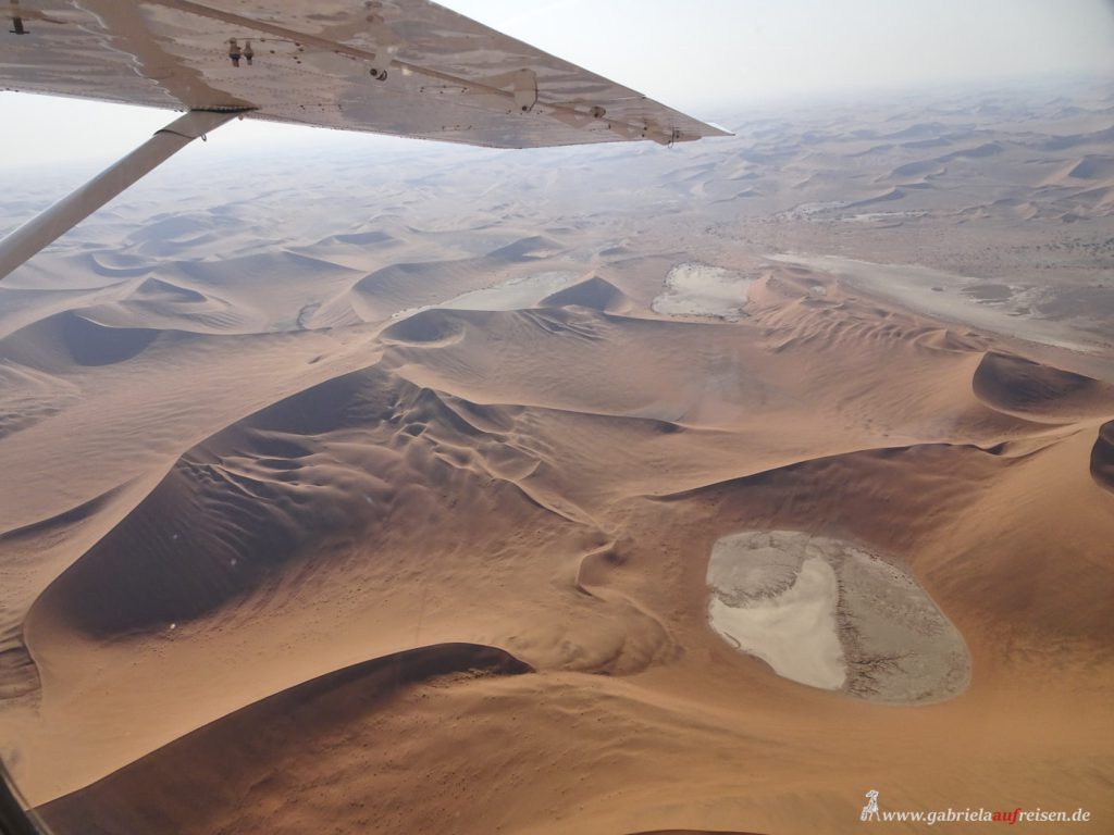 Dieses Bild hat ein leeres Alt-Attribut. Der Dateiname ist Namibia-flight-over-Sossusvlei-1024x768.jpg