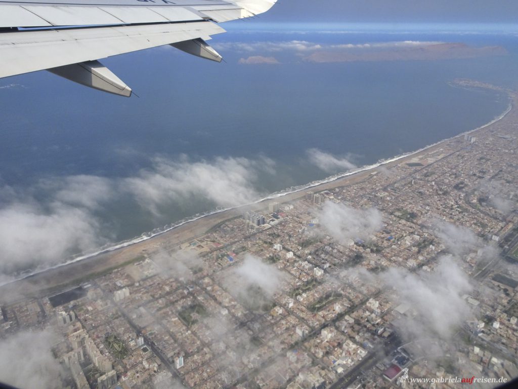 Dieses Bild hat ein leeres Alt-Attribut. Der Dateiname ist Peru-flying-over-Lima-1024x768.jpg