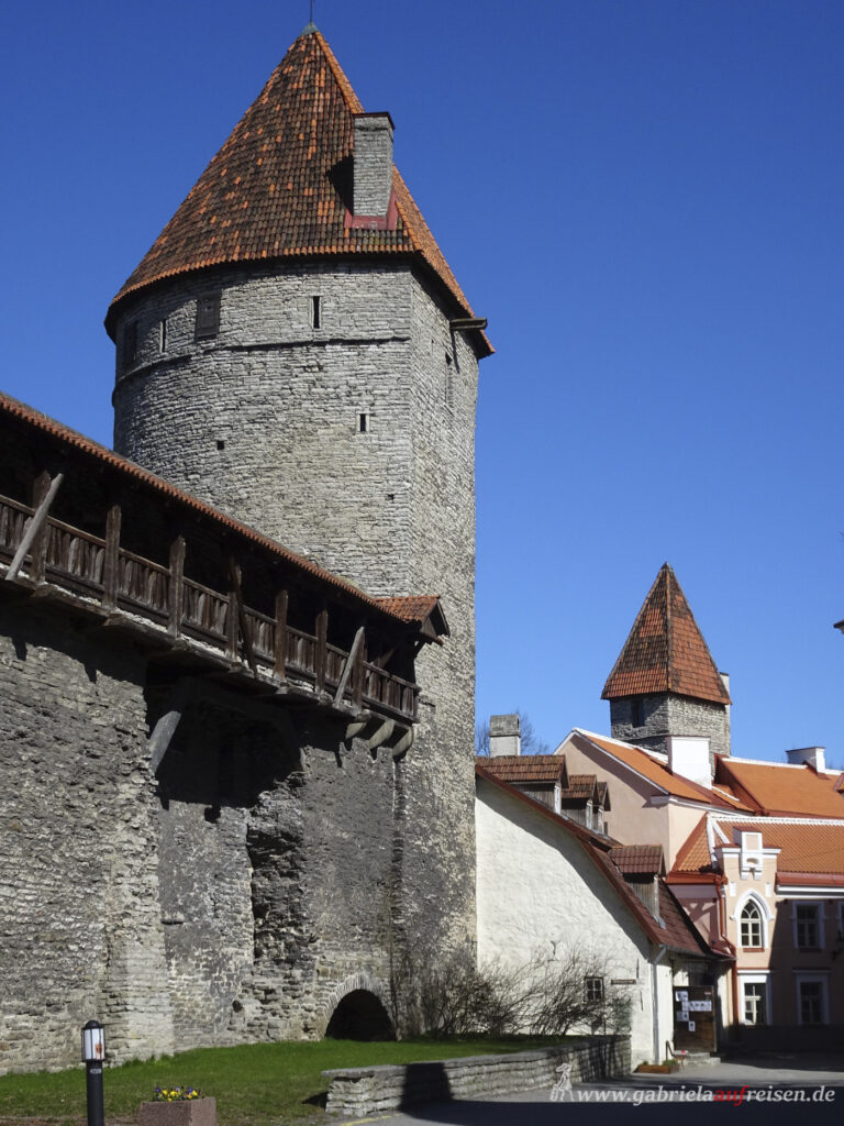 Wachtuerme-und-Stadtmauer-Tallinn