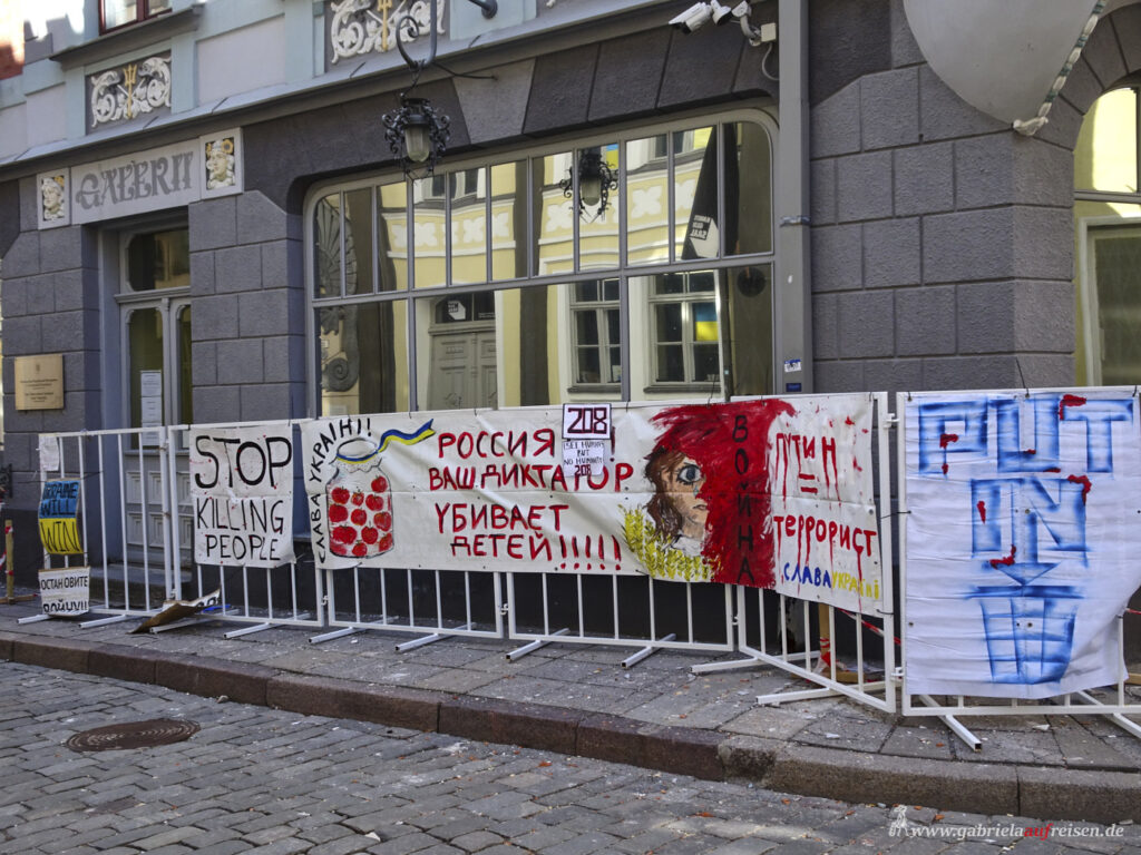 Protestplakate-gegen-den-russischen-Krieg
