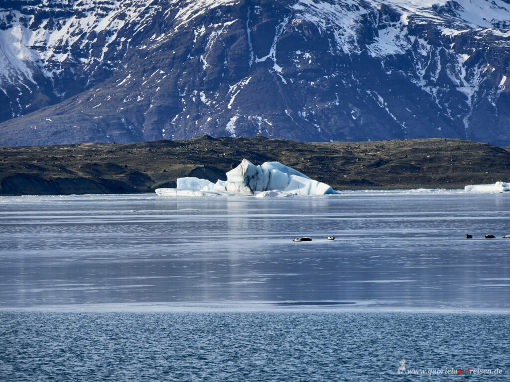 Eisberg-auf-einem-Gletschersee
