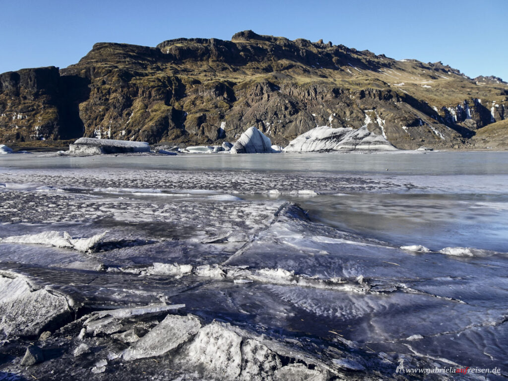 Gletschersee-mit-kleinen-Eisbergen