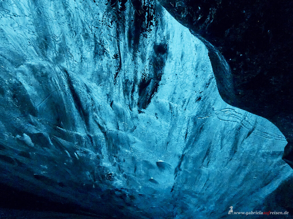 Gletscherhoehle-blaues-Eis