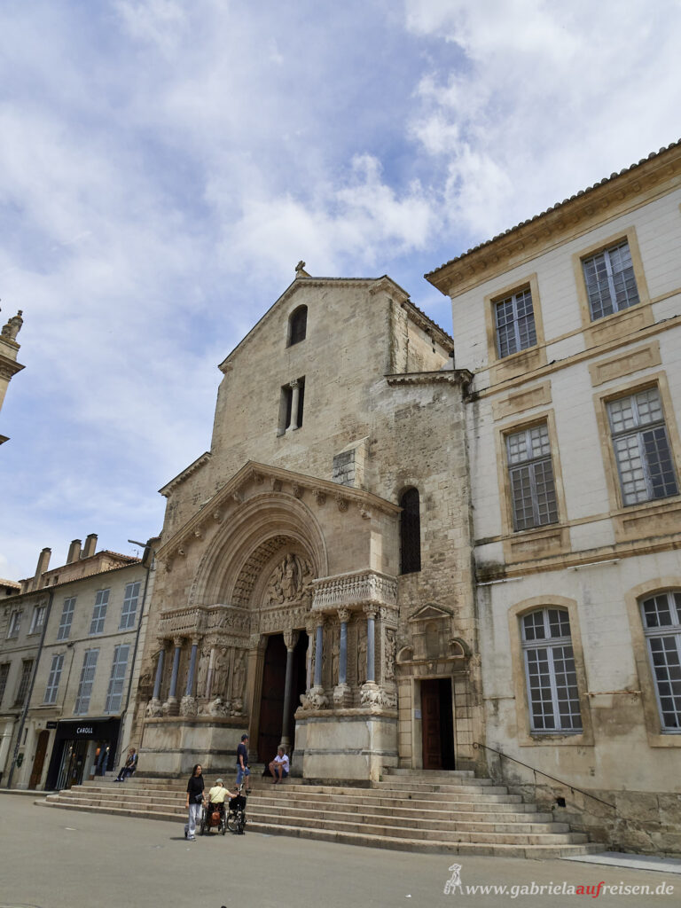 alte-Kirche-in-Arles