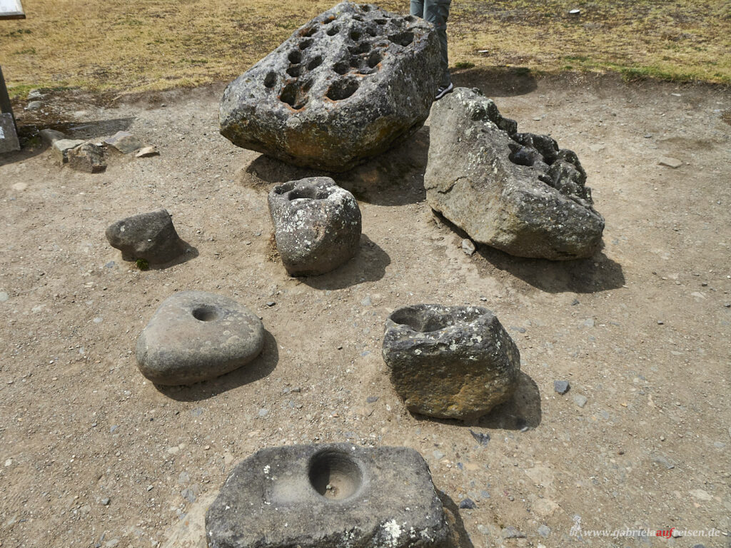 Steine-mit-Loechern-der-Inkas