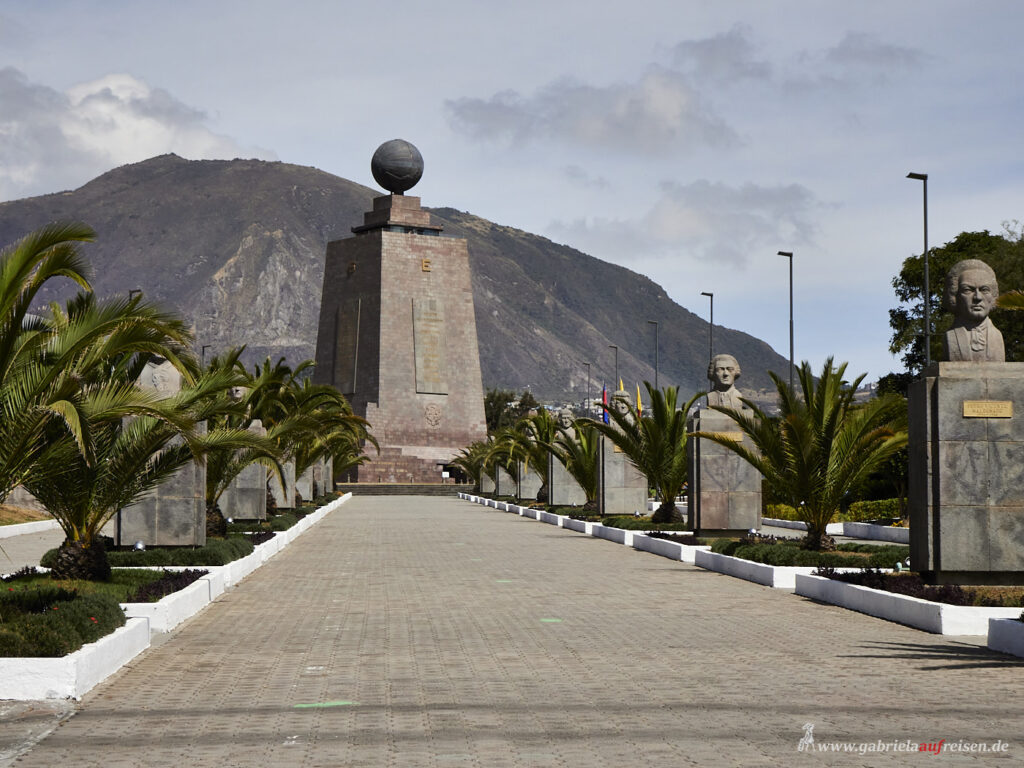 Denkmal-fuer-den-Aequator-in Ecuador