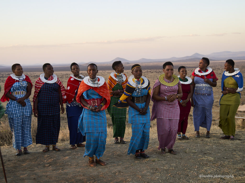 tanzende-Massai-Frauen