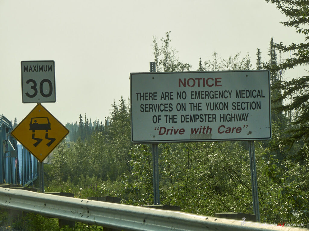 Warnschild-am-Dempster-Highway-Yukon