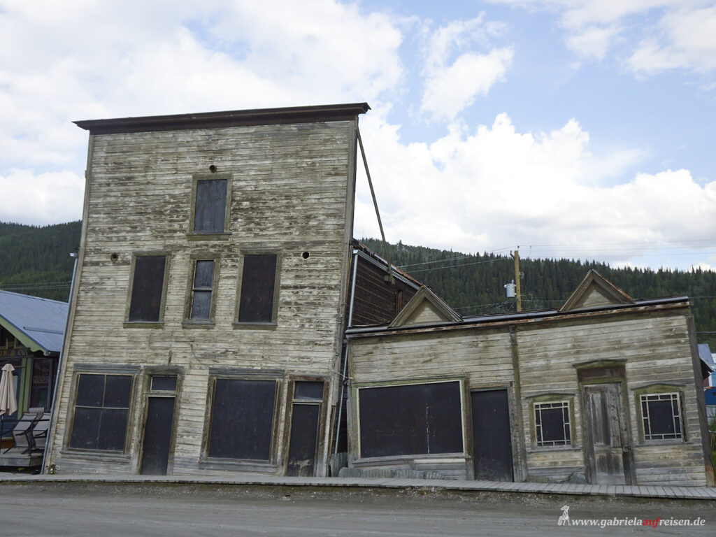 uralte-Holzhaeuser-in-Dawson