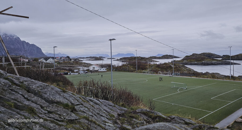 Lofoten-beruehmter-Fussballplatz
