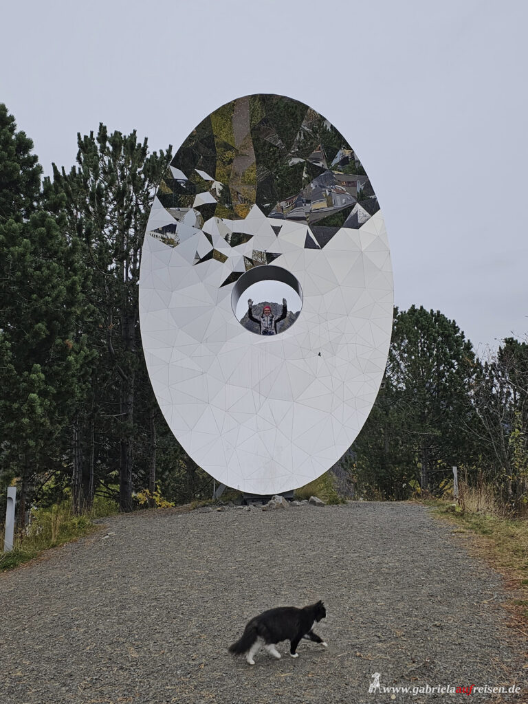 riesiges-Ei-aus-Metall