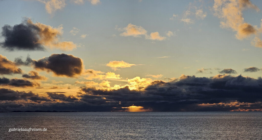 Sonnenuntergang-ueber-dem-Meer-der-Lofoten